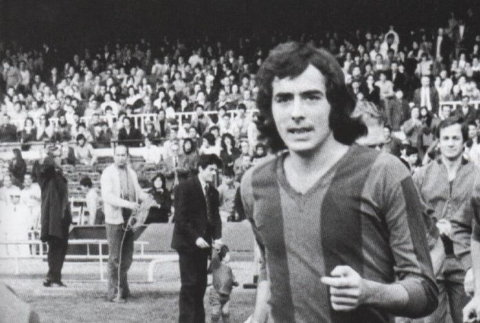 Joan Manuel Serrat con la camiseta azulgrana de su Barcelona