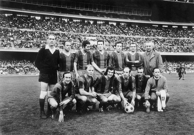 Joan Manuel Serrat posando con el Barcelona.