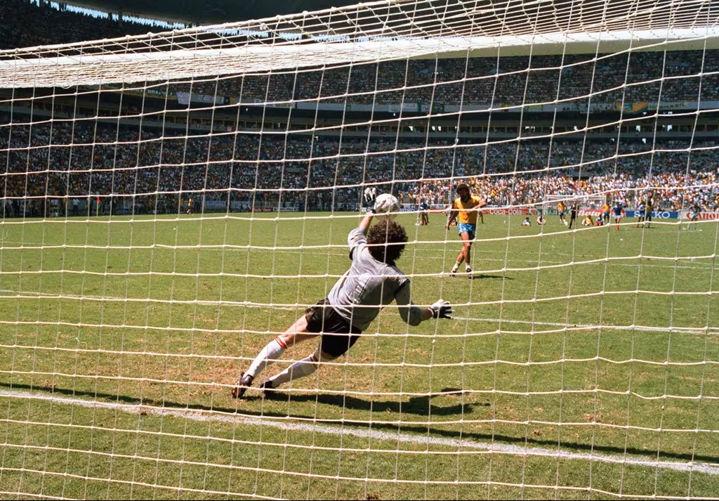 Joel Bats le contiene el penal a Sócrates (Mundial de México 1986)
Imagen de FIFA.